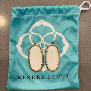 Kendra Scott Danielle gold drop earrings in white